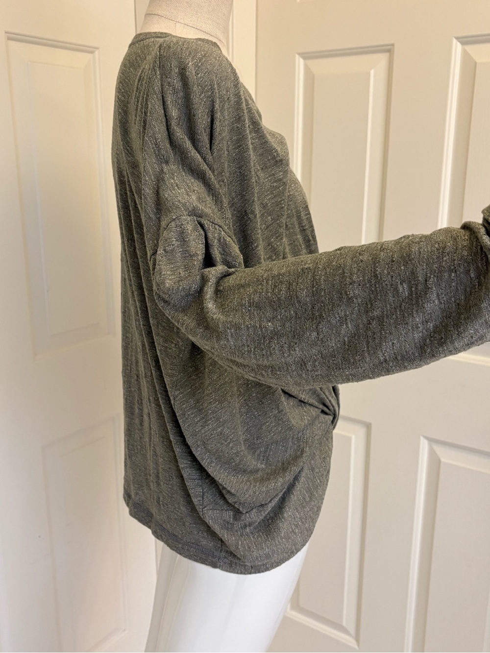 bobeau Olive Tone Twist-Front Long Sleeve Top. Sz XL fun, great fit. - Picture 4 of 10